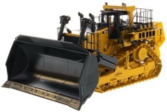 DIECAST MASTERS – Bull CATERPILLAR D11T CD with driver and metal box – …