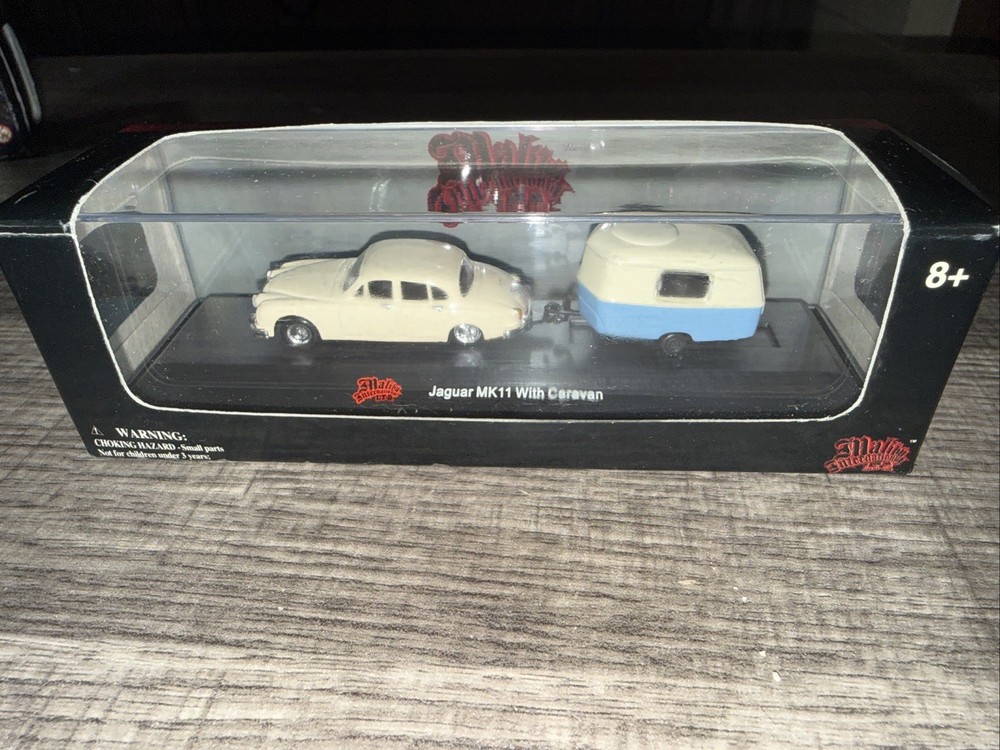 Malibu Model Collection Die-Cast #06009 Jaguar MKII with Caravan NIB