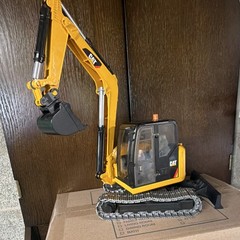 CAT 1:16 Diecast Excavator Construction Equipment Model Toy Yellow/Black/Gray