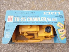 —ERTL #452 International Harvester toy TD-25 Crawler in blue box – no tracks