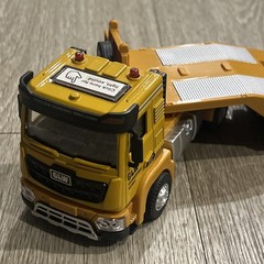 GLW Metal Models Engineering Series Semi Truck With Lights Sound Lowboy Trailer.